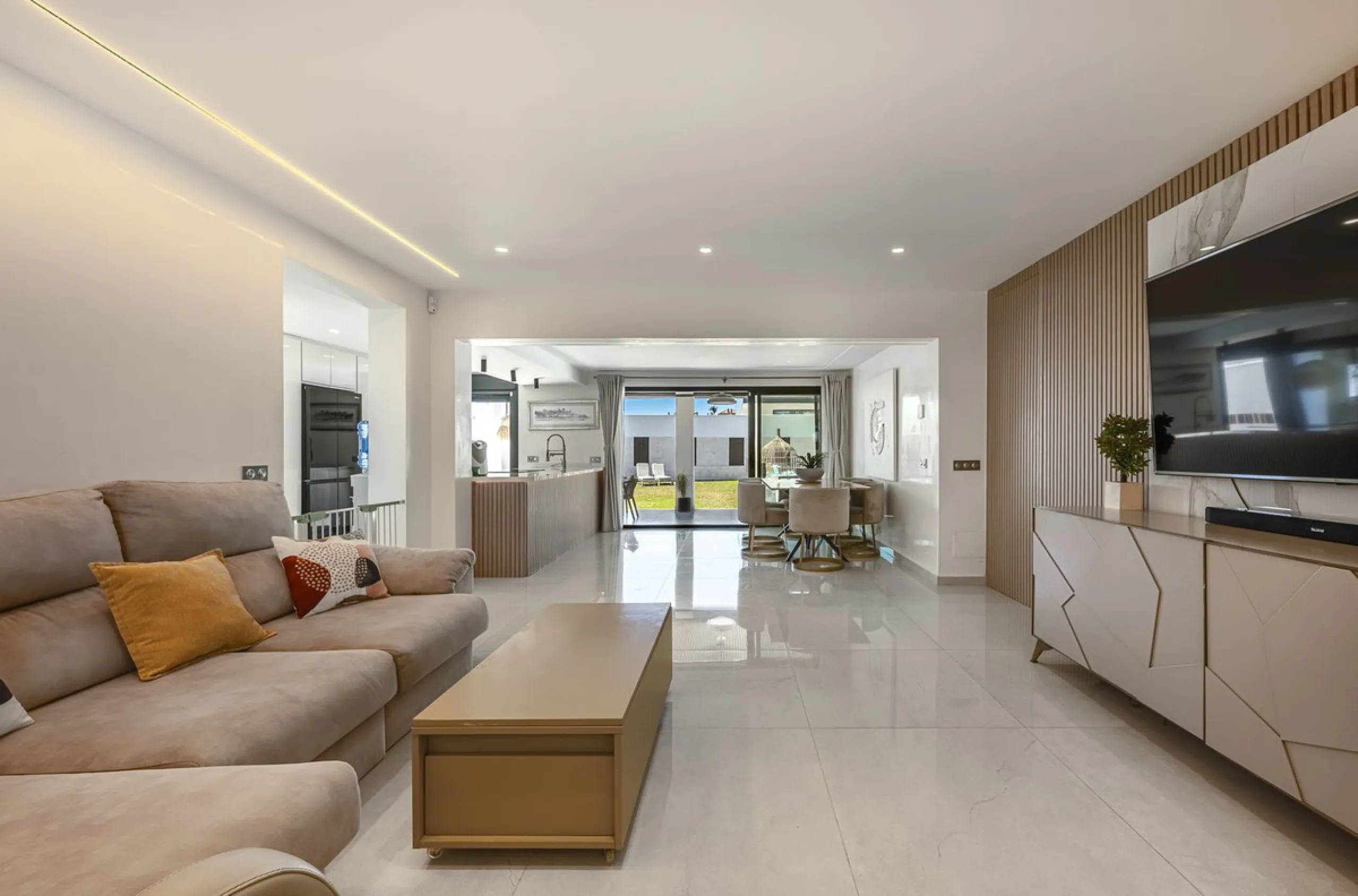 House - Detached Villa в продаже в Estepona, Málaga. В доме 3 спален и 4 ванных комнат. Площадь дома 260 м²