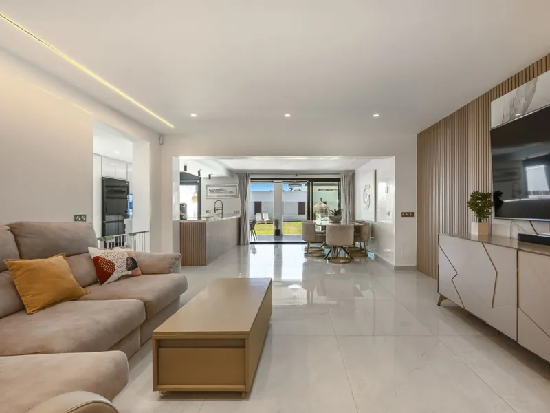 House - Detached Villa в продаже в Estepona, Málaga. В доме 3 спален и 4 ванных комнат. Площадь дома 260 м²