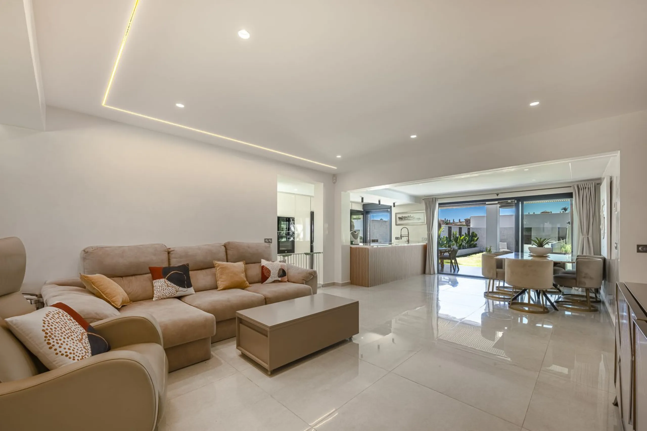 House - Detached Villa в продаже в Estepona, Málaga. В доме 3 спален и 4 ванных комнат. Площадь дома 260 м²