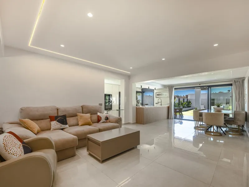 House - Detached Villa в продаже в Estepona, Málaga. В доме 3 спален и 4 ванных комнат. Площадь дома 260 м²
