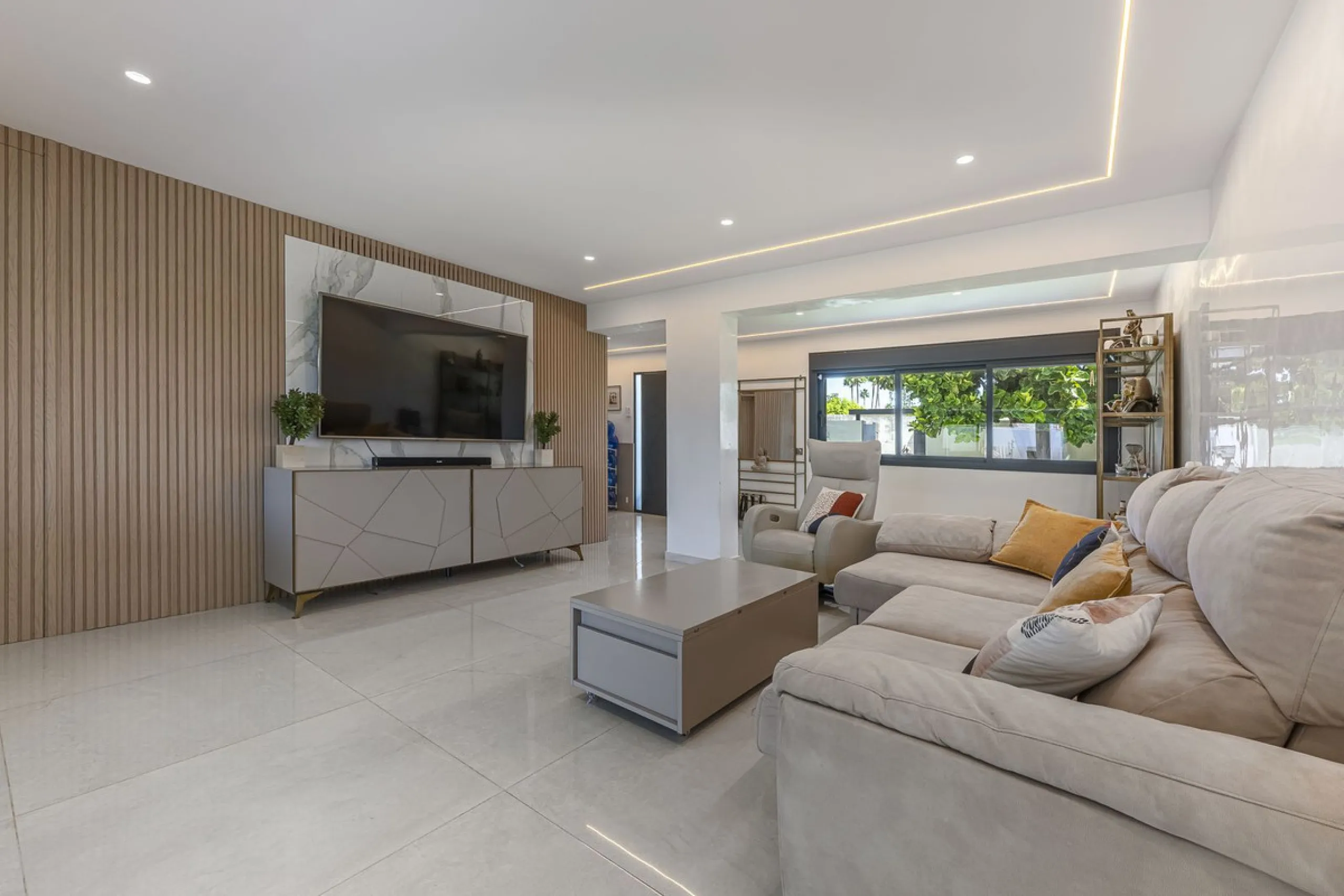 House - Detached Villa в продаже в Estepona, Málaga. В доме 3 спален и 4 ванных комнат. Площадь дома 260 м²
