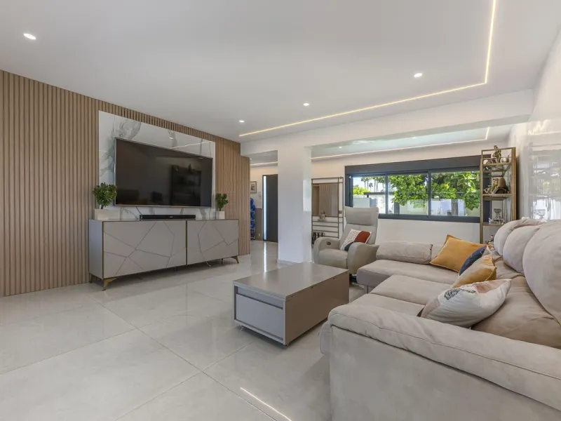 House - Detached Villa в продаже в Estepona, Málaga. В доме 3 спален и 4 ванных комнат. Площадь дома 260 м²
