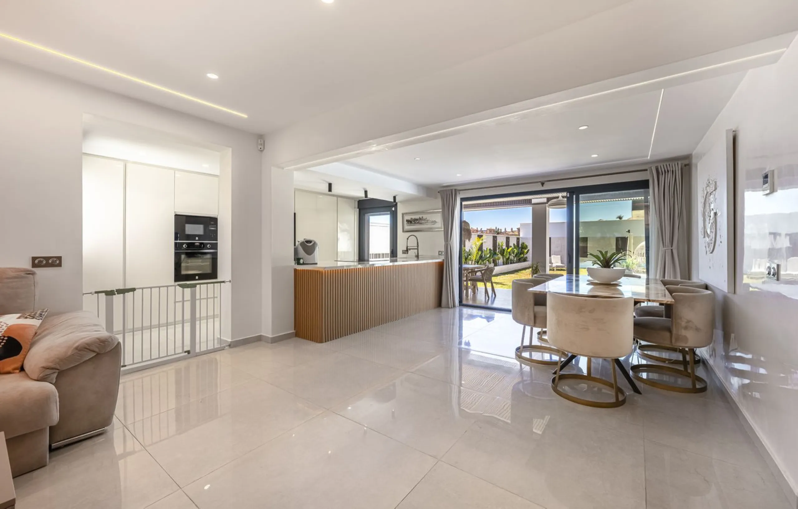 House - Detached Villa в продаже в Estepona, Málaga. В доме 3 спален и 4 ванных комнат. Площадь дома 260 м²