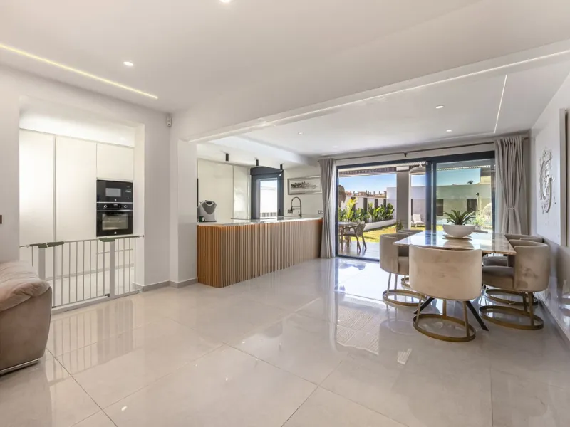 House - Detached Villa в продаже в Estepona, Málaga. В доме 3 спален и 4 ванных комнат. Площадь дома 260 м²