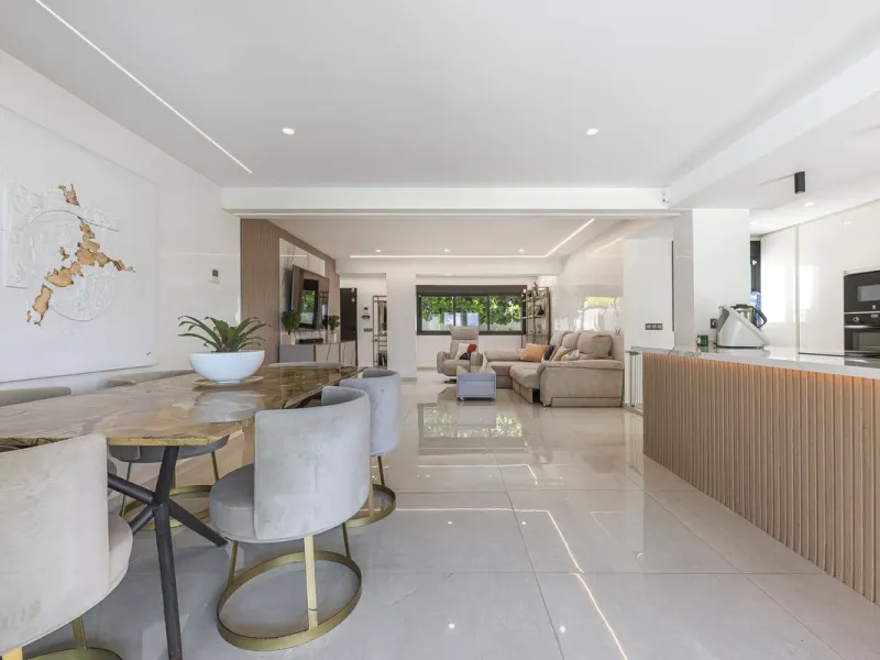 House - Detached Villa в продаже в Estepona, Málaga. В доме 3 спален и 4 ванных комнат. Площадь дома 260 м²