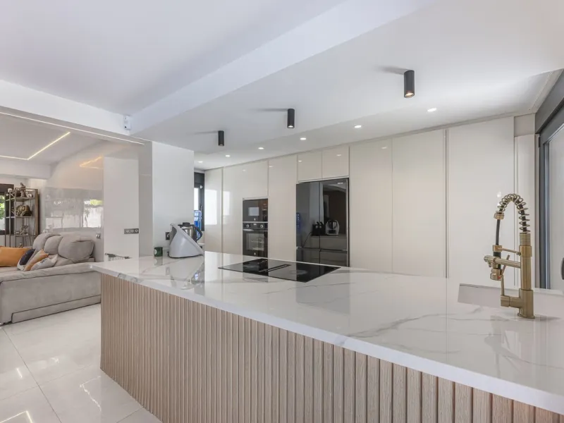 House - Detached Villa в продаже в Estepona, Málaga. В доме 3 спален и 4 ванных комнат. Площадь дома 260 м²