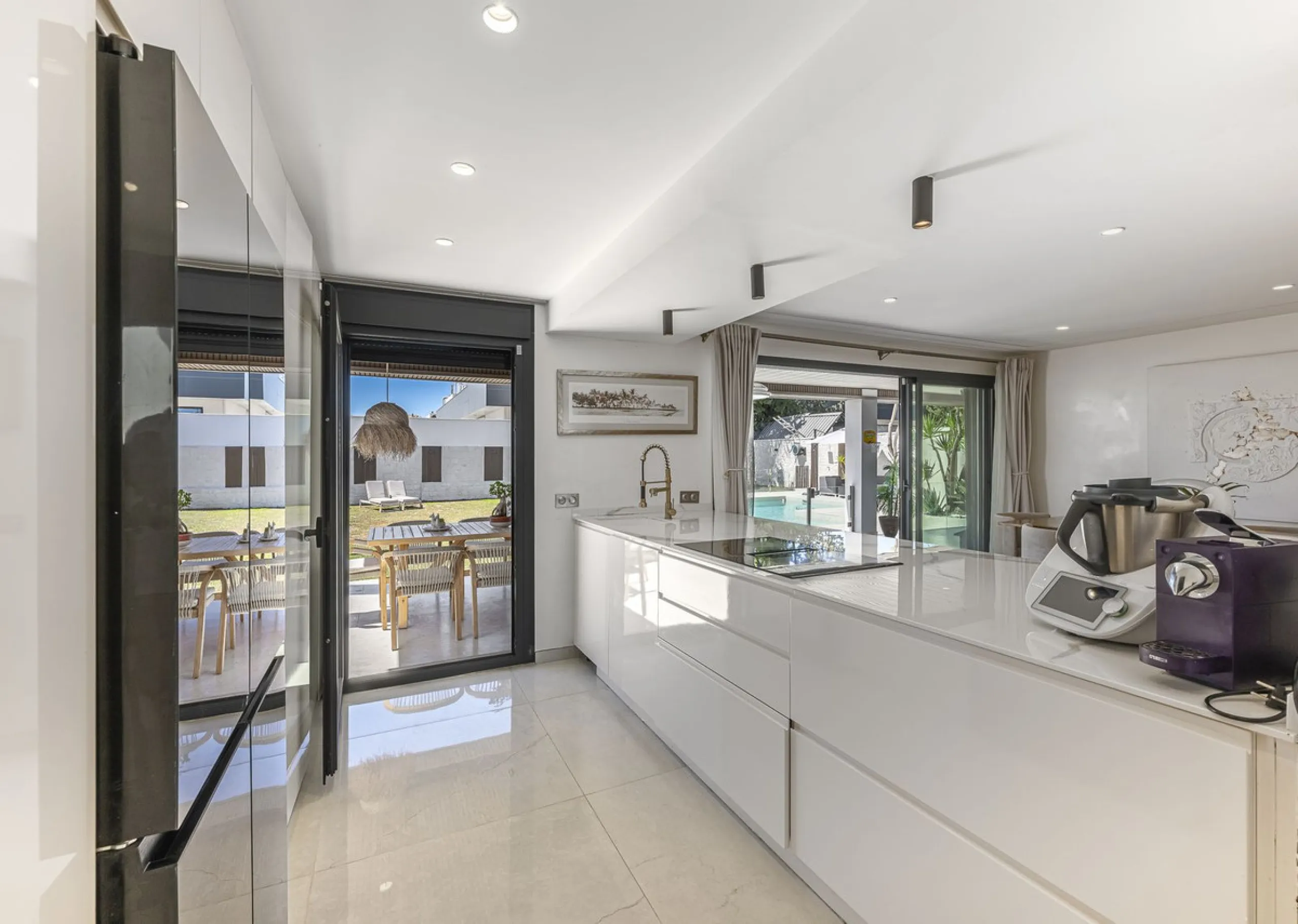 House - Detached Villa в продаже в Estepona, Málaga. В доме 3 спален и 4 ванных комнат. Площадь дома 260 м²
