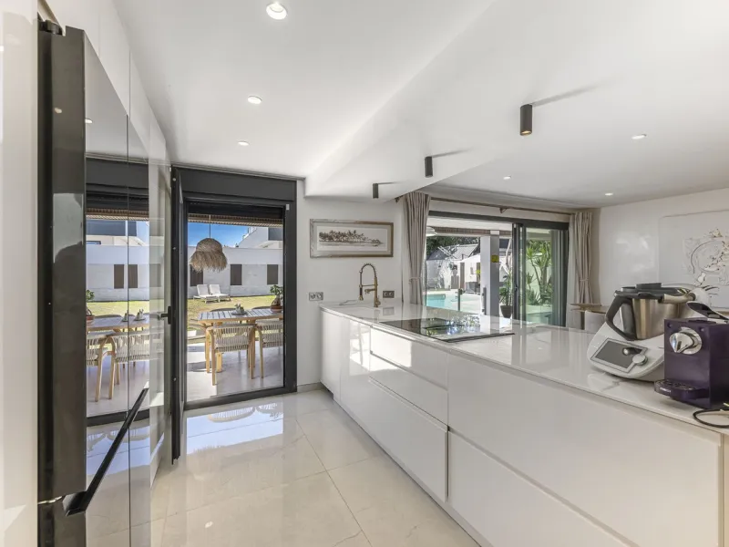 House - Detached Villa в продаже в Estepona, Málaga. В доме 3 спален и 4 ванных комнат. Площадь дома 260 м²