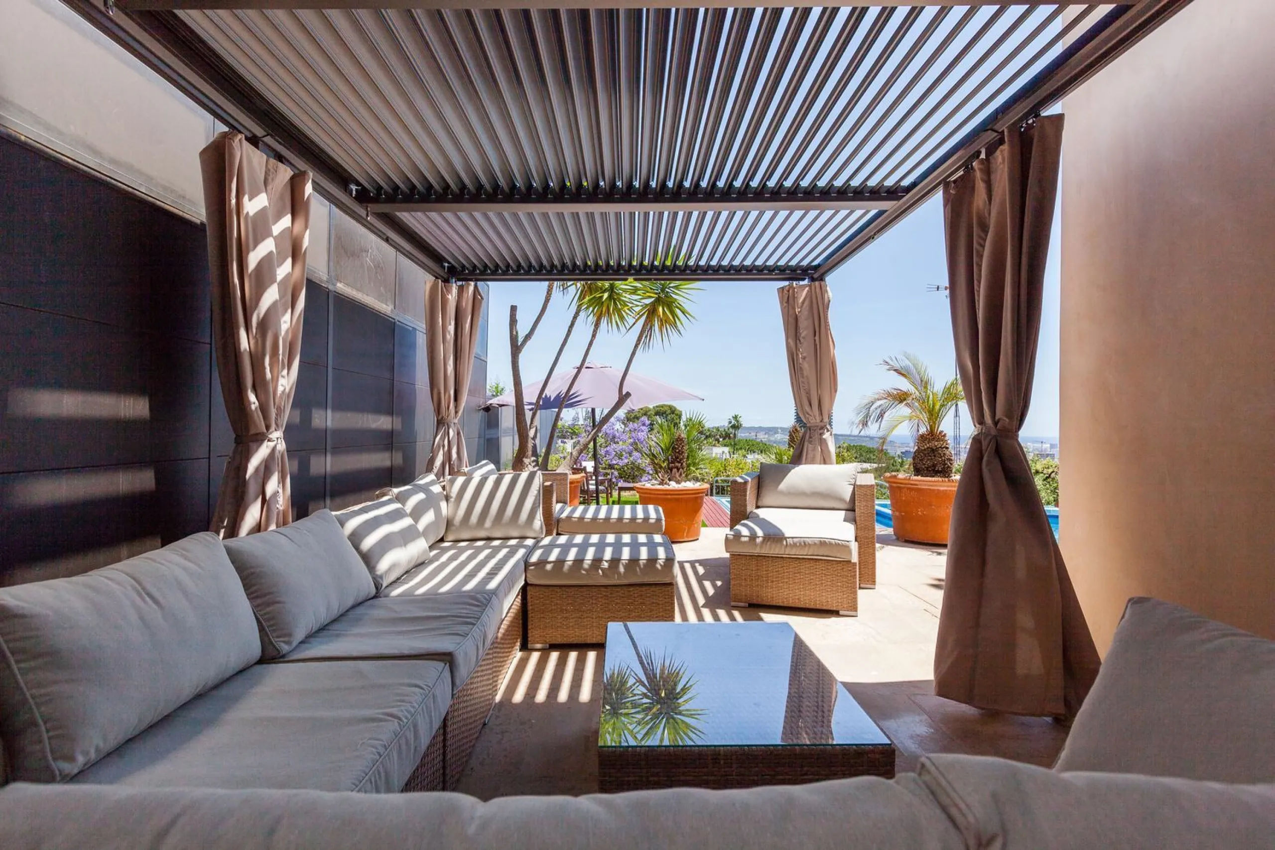 Villa de autor con piscina interior y exterior en Esplugues de Llobregat, Barcelona