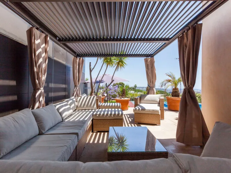 Villa de autor con piscina interior y exterior en Esplugues de Llobregat, Barcelona