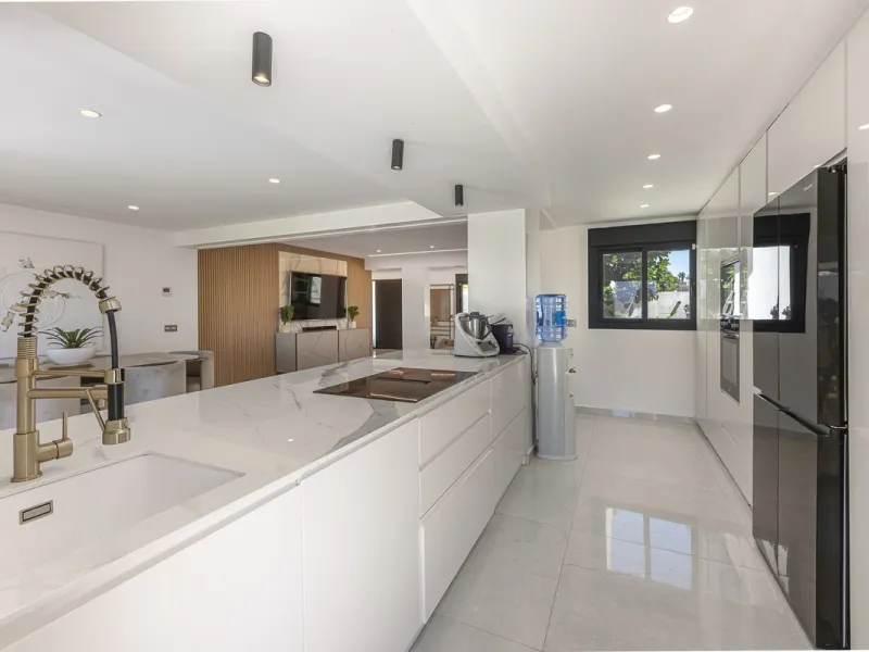 House - Detached Villa в продаже в Estepona, Málaga. В доме 3 спален и 4 ванных комнат. Площадь дома 260 м²