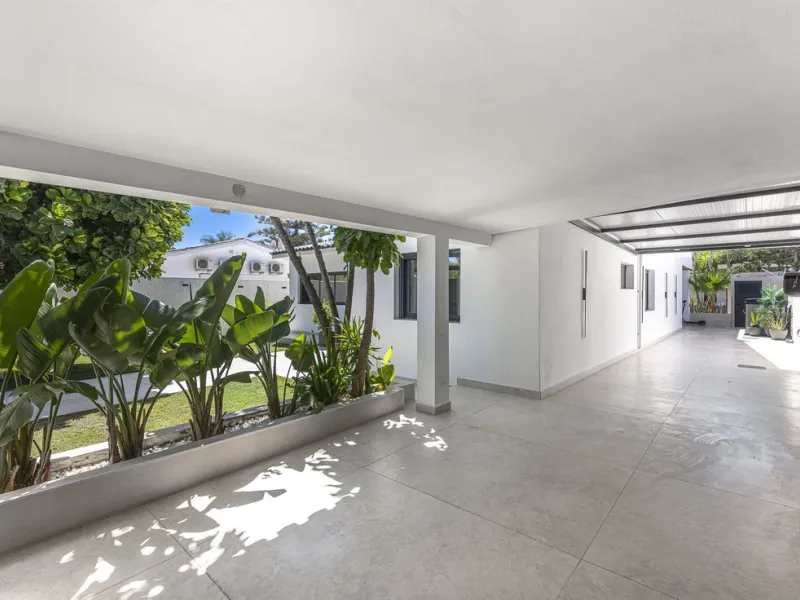 House - Detached Villa в продаже в Estepona, Málaga. В доме 3 спален и 4 ванных комнат. Площадь дома 260 м²