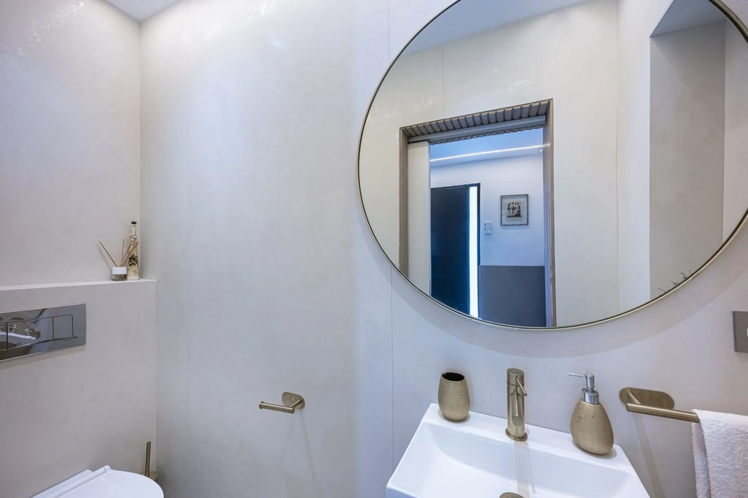 House - Detached Villa в продаже в Estepona, Málaga. В доме 3 спален и 4 ванных комнат. Площадь дома 260 м²