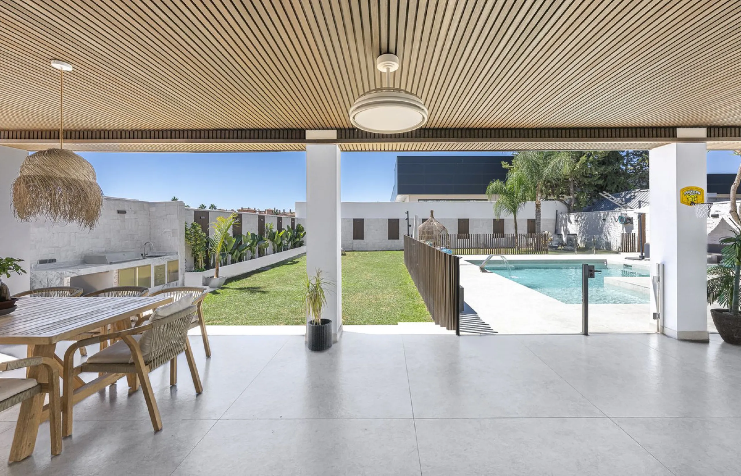 House - Detached Villa в продаже в Estepona, Málaga. В доме 3 спален и 4 ванных комнат. Площадь дома 260 м²