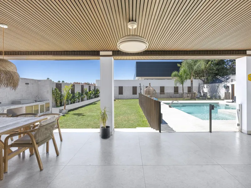 House - Detached Villa в продаже в Estepona, Málaga. В доме 3 спален и 4 ванных комнат. Площадь дома 260 м²