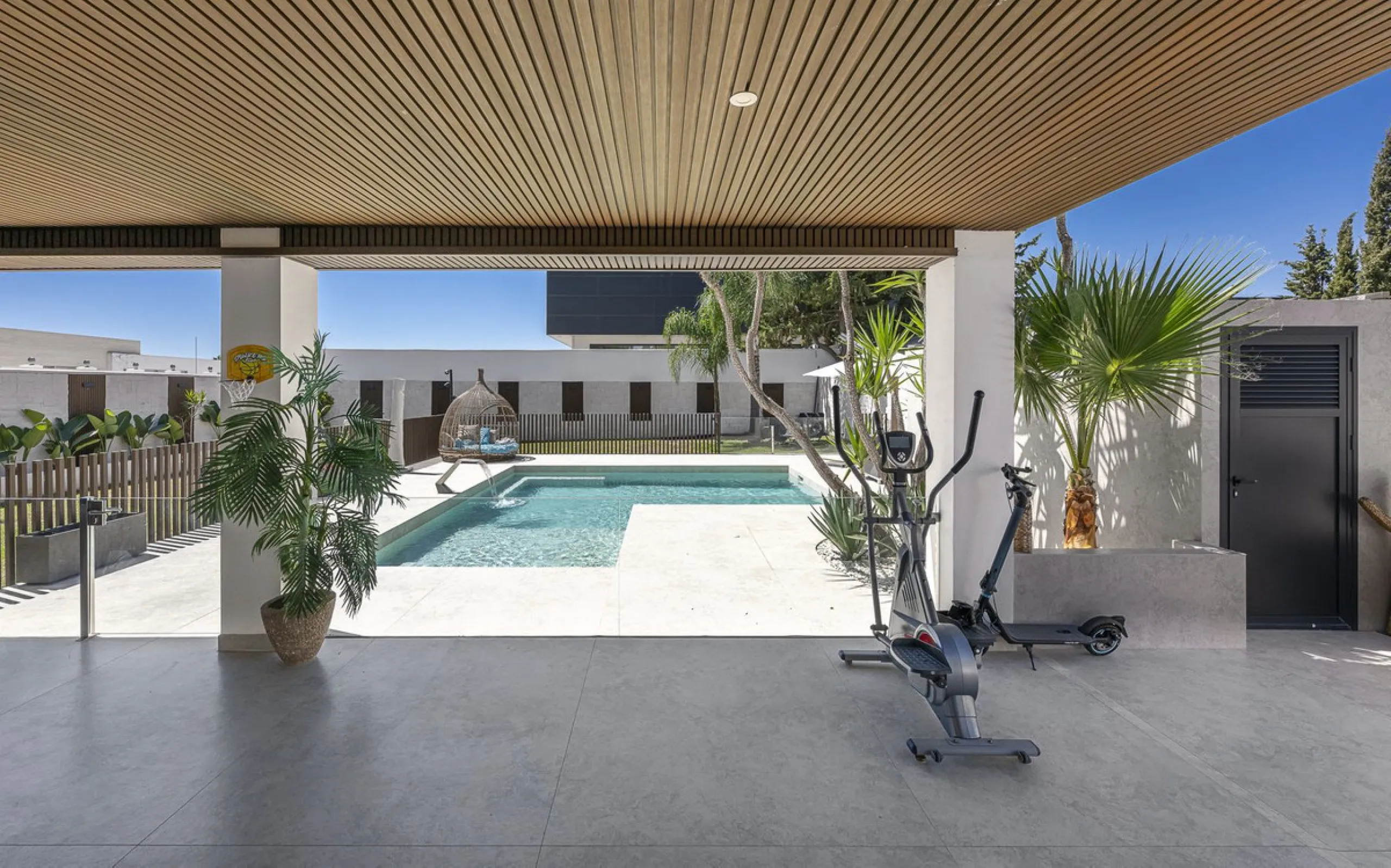 House - Detached Villa в продаже в Estepona, Málaga. В доме 3 спален и 4 ванных комнат. Площадь дома 260 м²