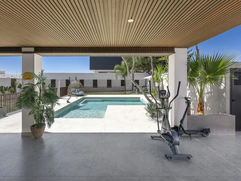House - Detached Villa в продаже в Estepona, Málaga. В доме 3 спален и 4 ванных комнат. Площадь дома 260 м²