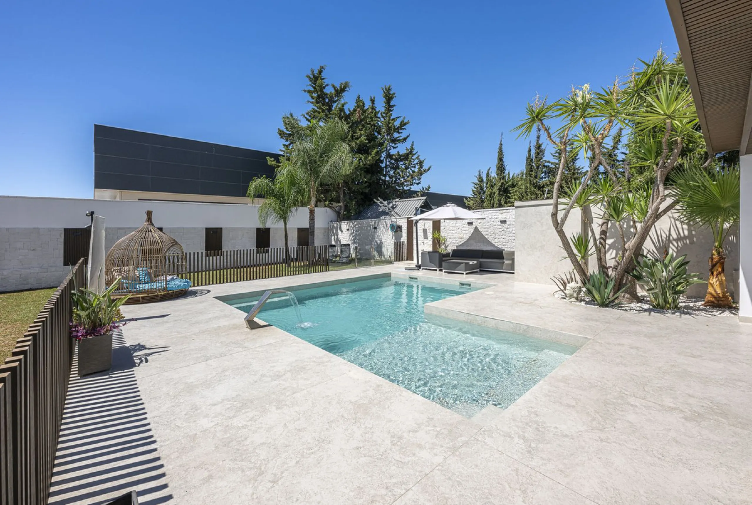 House - Detached Villa в продаже в Estepona, Málaga. В доме 3 спален и 4 ванных комнат. Площадь дома 260 м²