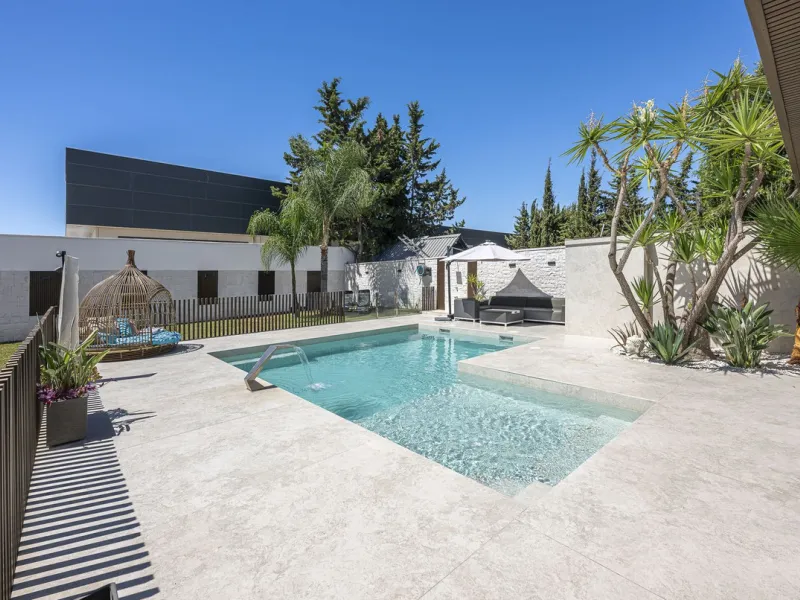 House - Detached Villa в продаже в Estepona, Málaga. В доме 3 спален и 4 ванных комнат. Площадь дома 260 м²