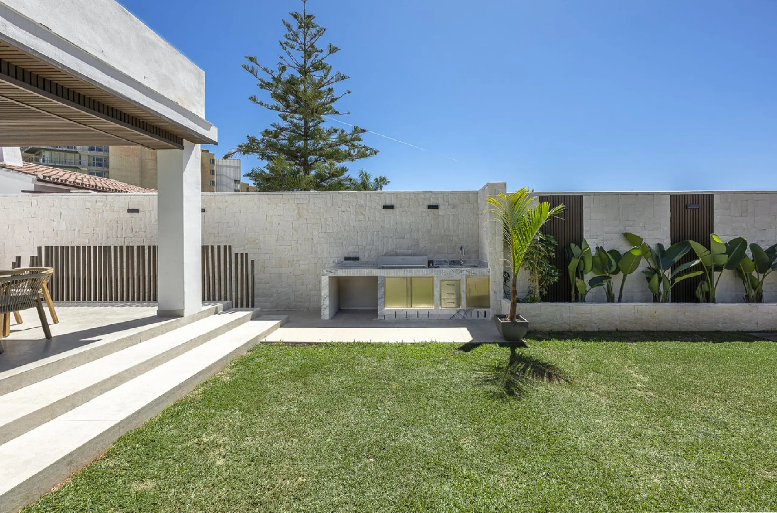 House - Detached Villa в продаже в Estepona, Málaga. В доме 3 спален и 4 ванных комнат. Площадь дома 260 м²
