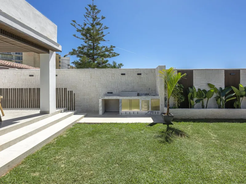 House - Detached Villa в продаже в Estepona, Málaga. В доме 3 спален и 4 ванных комнат. Площадь дома 260 м²