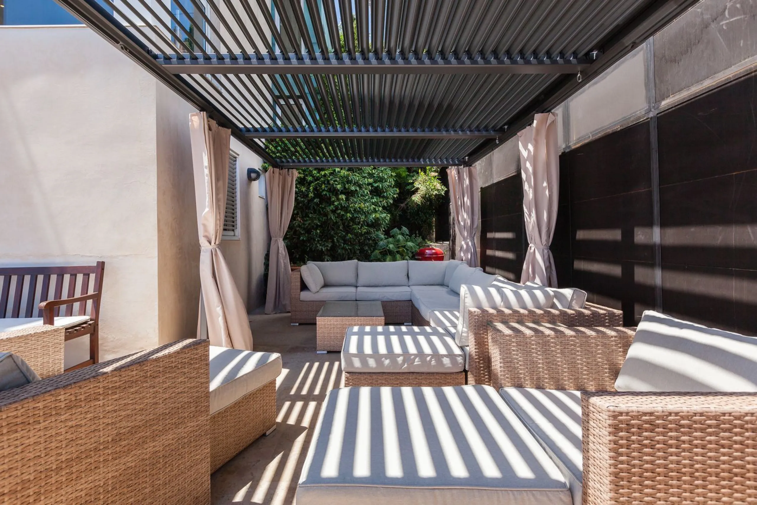 Villa de autor con piscina interior y exterior en Esplugues de Llobregat, Barcelona