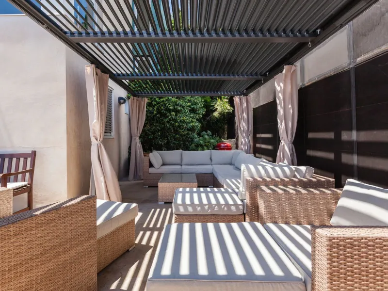 Villa de autor con piscina interior y exterior en Esplugues de Llobregat, Barcelona
