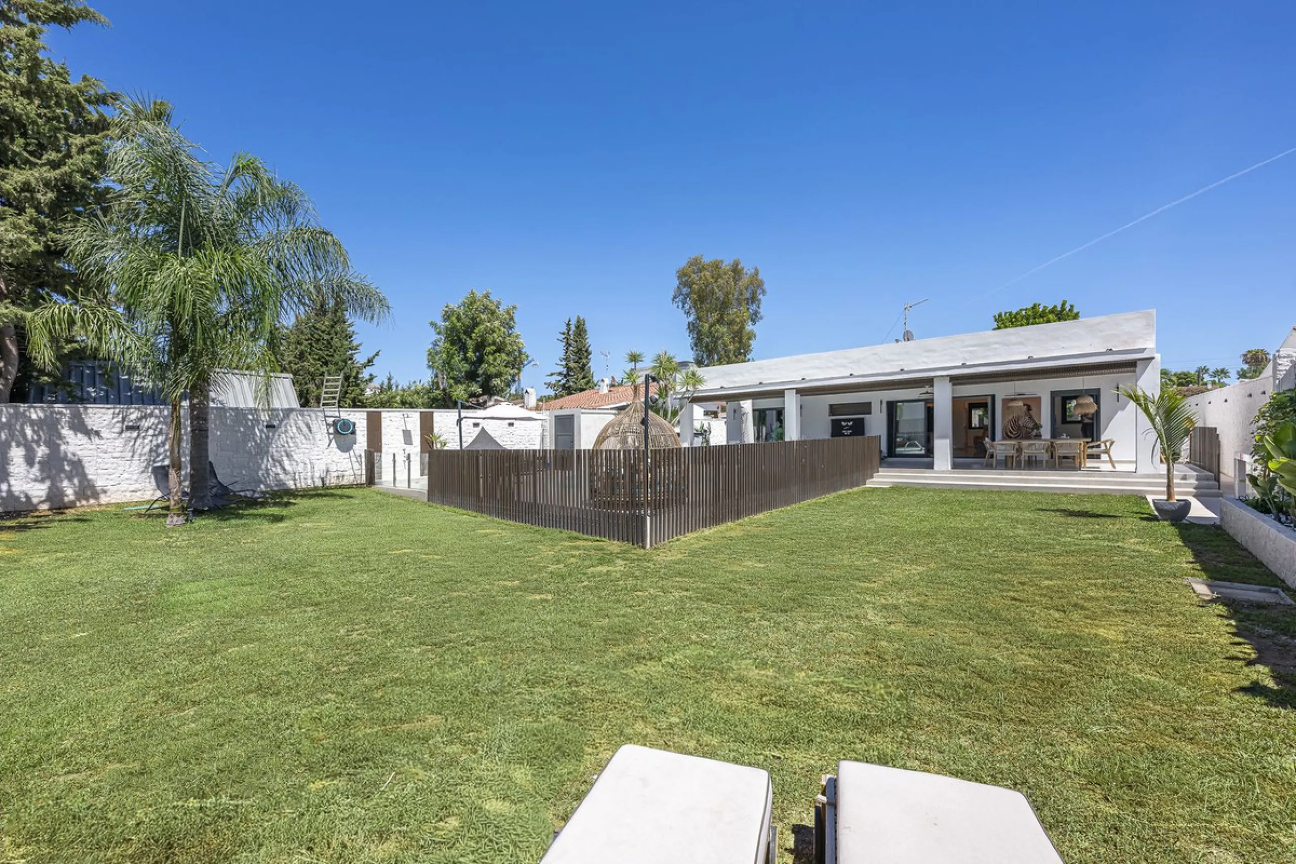 House - Detached Villa в продаже в Estepona, Málaga. В доме 3 спален и 4 ванных комнат. Площадь дома 260 м²