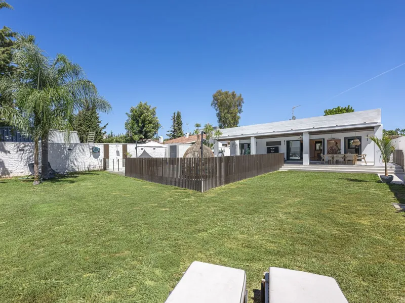 House - Detached Villa в продаже в Estepona, Málaga. В доме 3 спален и 4 ванных комнат. Площадь дома 260 м²