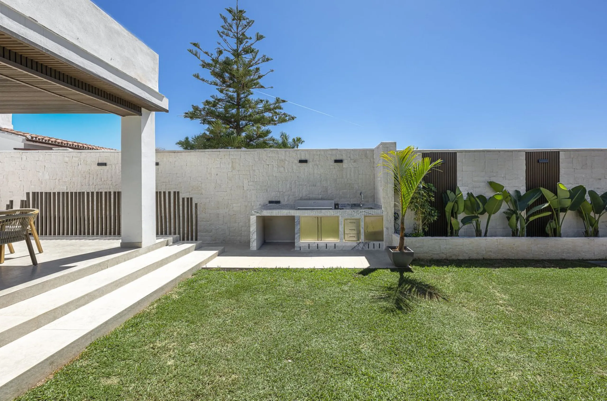 House - Detached Villa в продаже в Estepona, Málaga. В доме 3 спален и 4 ванных комнат. Площадь дома 260 м²