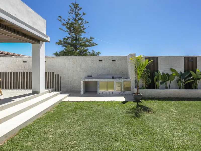 House - Detached Villa в продаже в Estepona, Málaga. В доме 3 спален и 4 ванных комнат. Площадь дома 260 м²