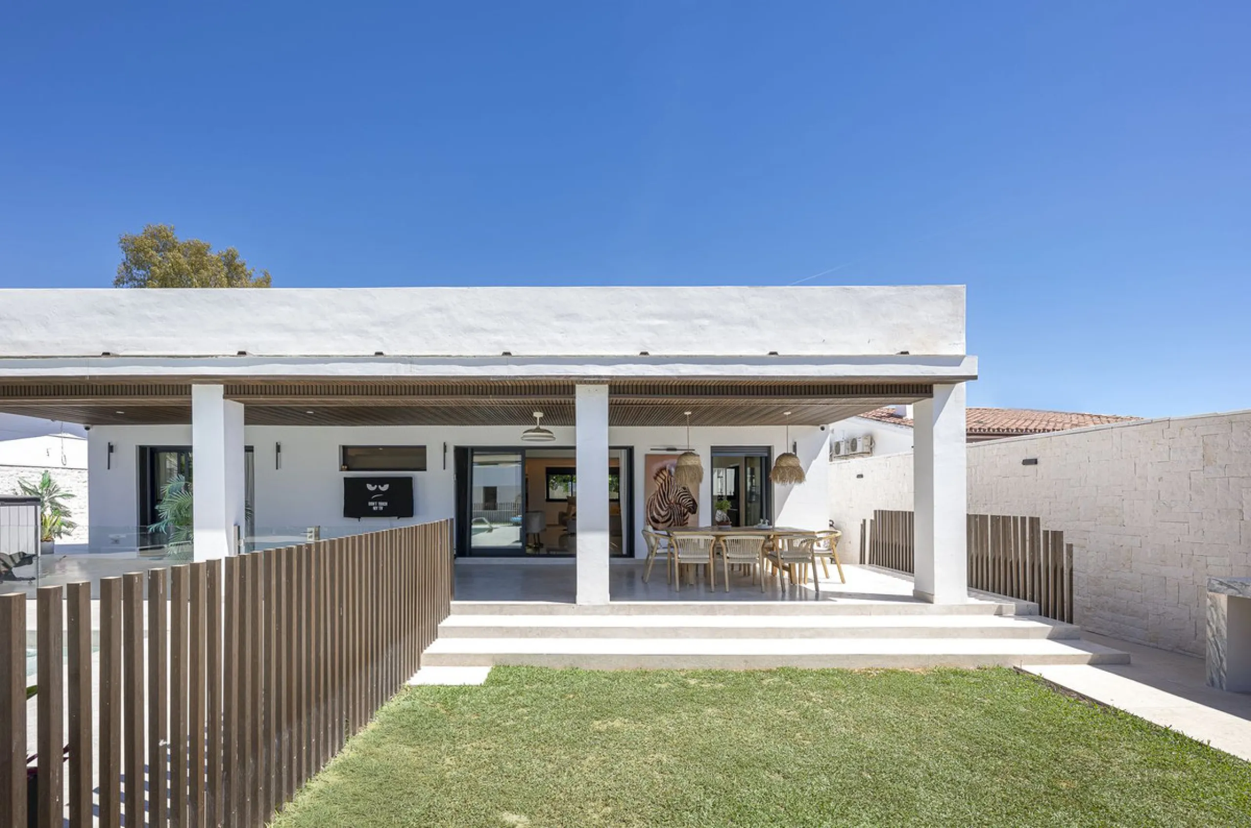 House - Detached Villa в продаже в Estepona, Málaga. В доме 3 спален и 4 ванных комнат. Площадь дома 260 м²