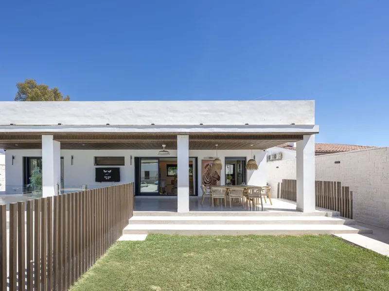 House - Detached Villa в продаже в Estepona, Málaga. В доме 3 спален и 4 ванных комнат. Площадь дома 260 м²