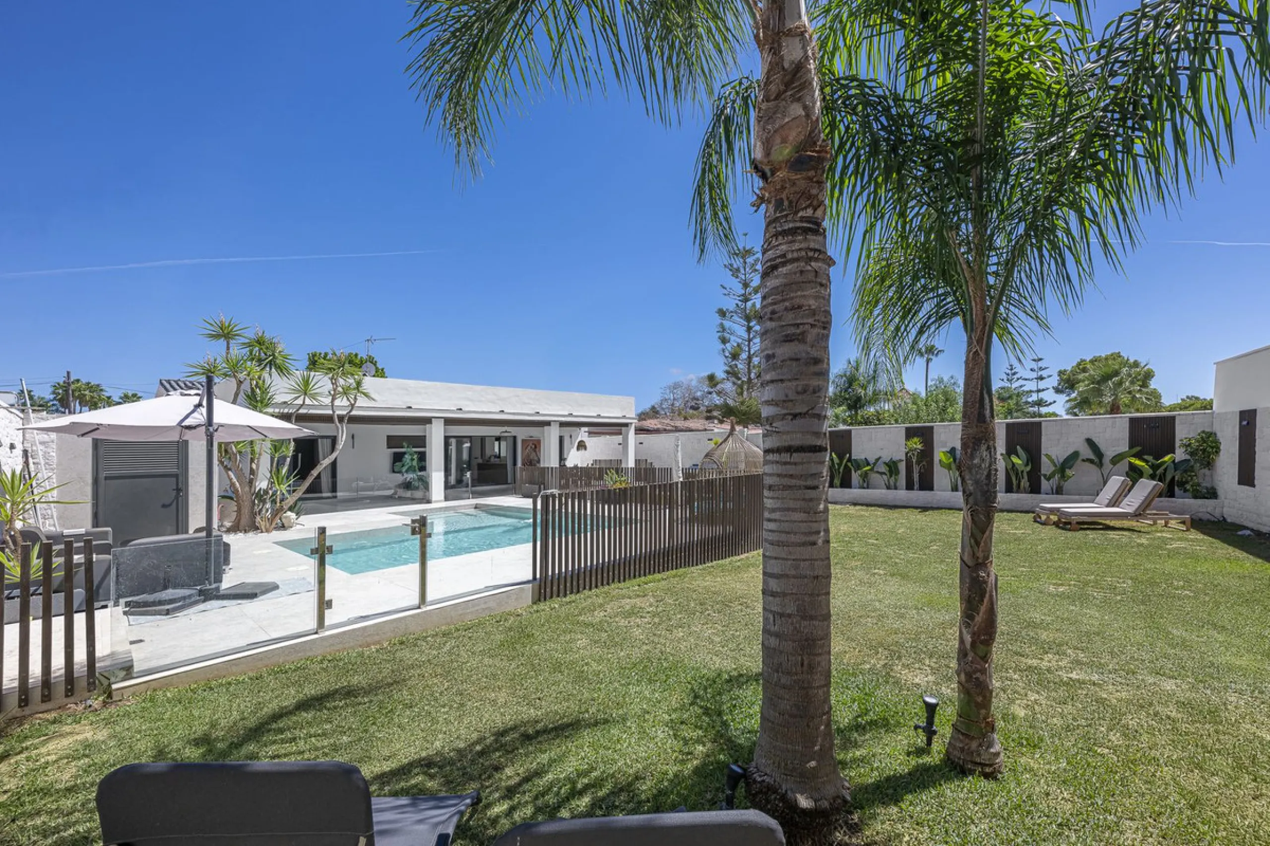House - Detached Villa в продаже в Estepona, Málaga. В доме 3 спален и 4 ванных комнат. Площадь дома 260 м²