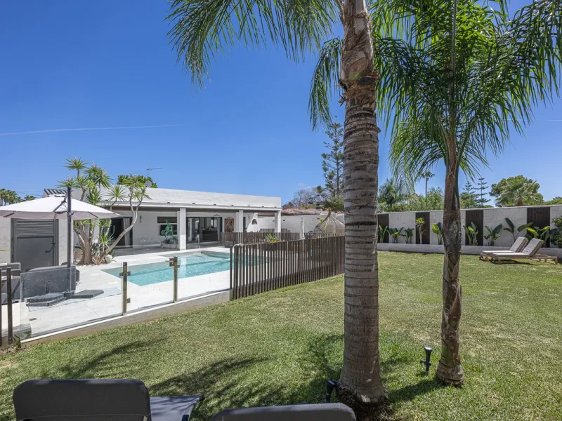 House - Detached Villa в продаже в Estepona, Málaga. В доме 3 спален и 4 ванных комнат. Площадь дома 260 м²
