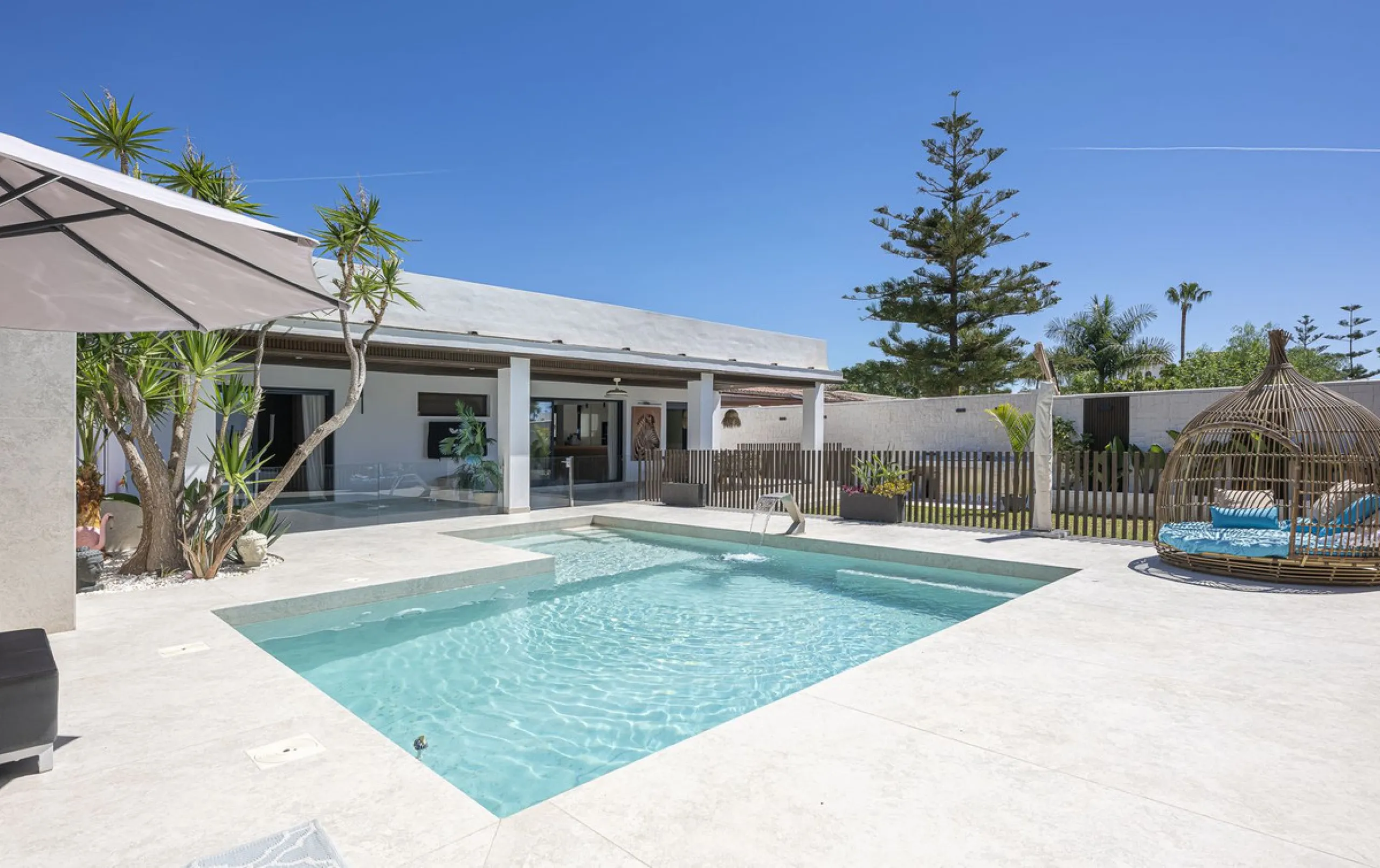 House - Detached Villa в продаже в Estepona, Málaga. В доме 3 спален и 4 ванных комнат. Площадь дома 260 м²
