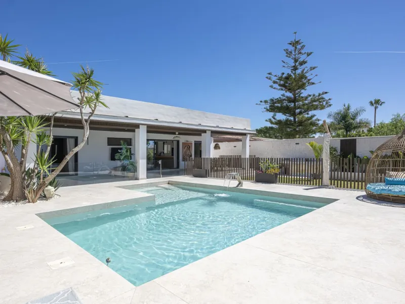 House - Detached Villa в продаже в Estepona, Málaga. В доме 3 спален и 4 ванных комнат. Площадь дома 260 м²