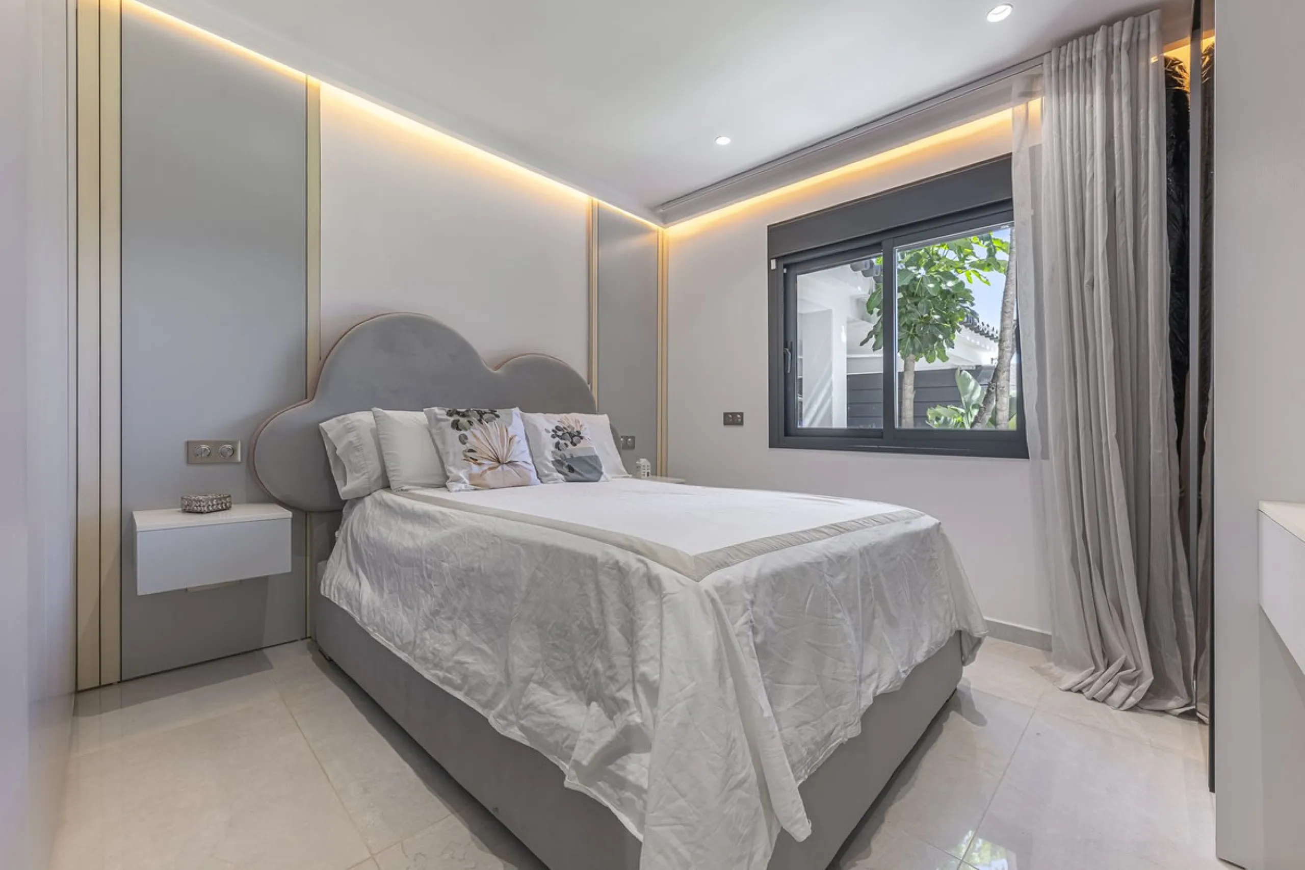 House - Detached Villa в продаже в Estepona, Málaga. В доме 3 спален и 4 ванных комнат. Площадь дома 260 м²