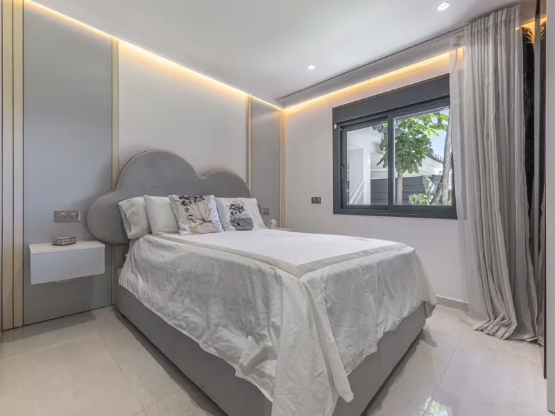 House - Detached Villa в продаже в Estepona, Málaga. В доме 3 спален и 4 ванных комнат. Площадь дома 260 м²