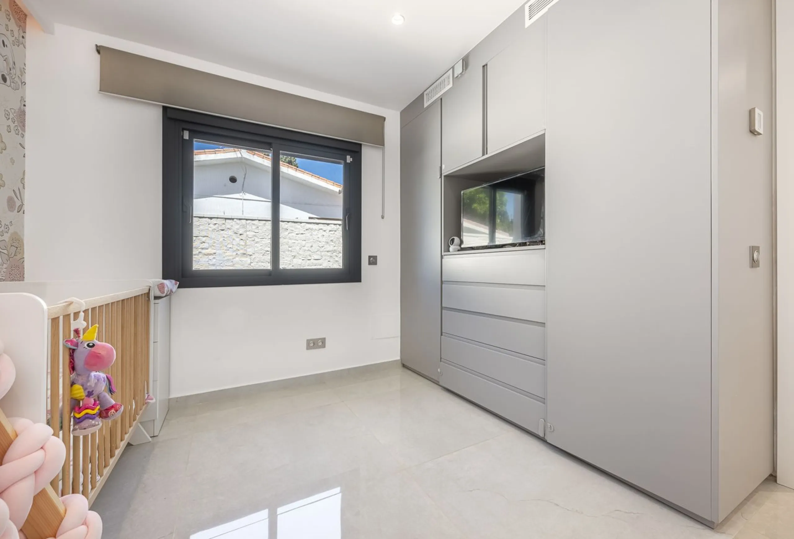House - Detached Villa в продаже в Estepona, Málaga. В доме 3 спален и 4 ванных комнат. Площадь дома 260 м²
