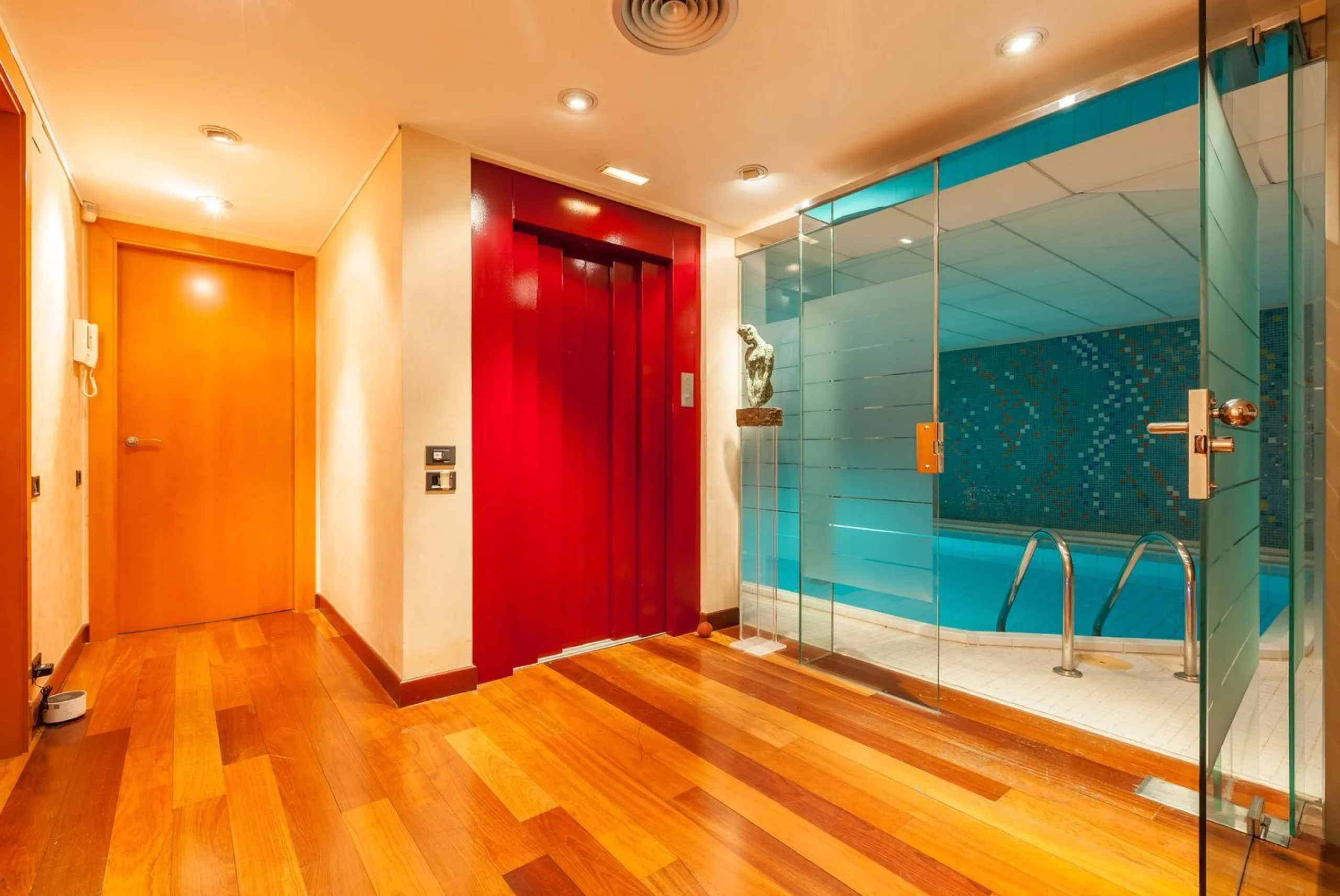 Villa de autor con piscina interior y exterior en Esplugues de Llobregat, Barcelona
