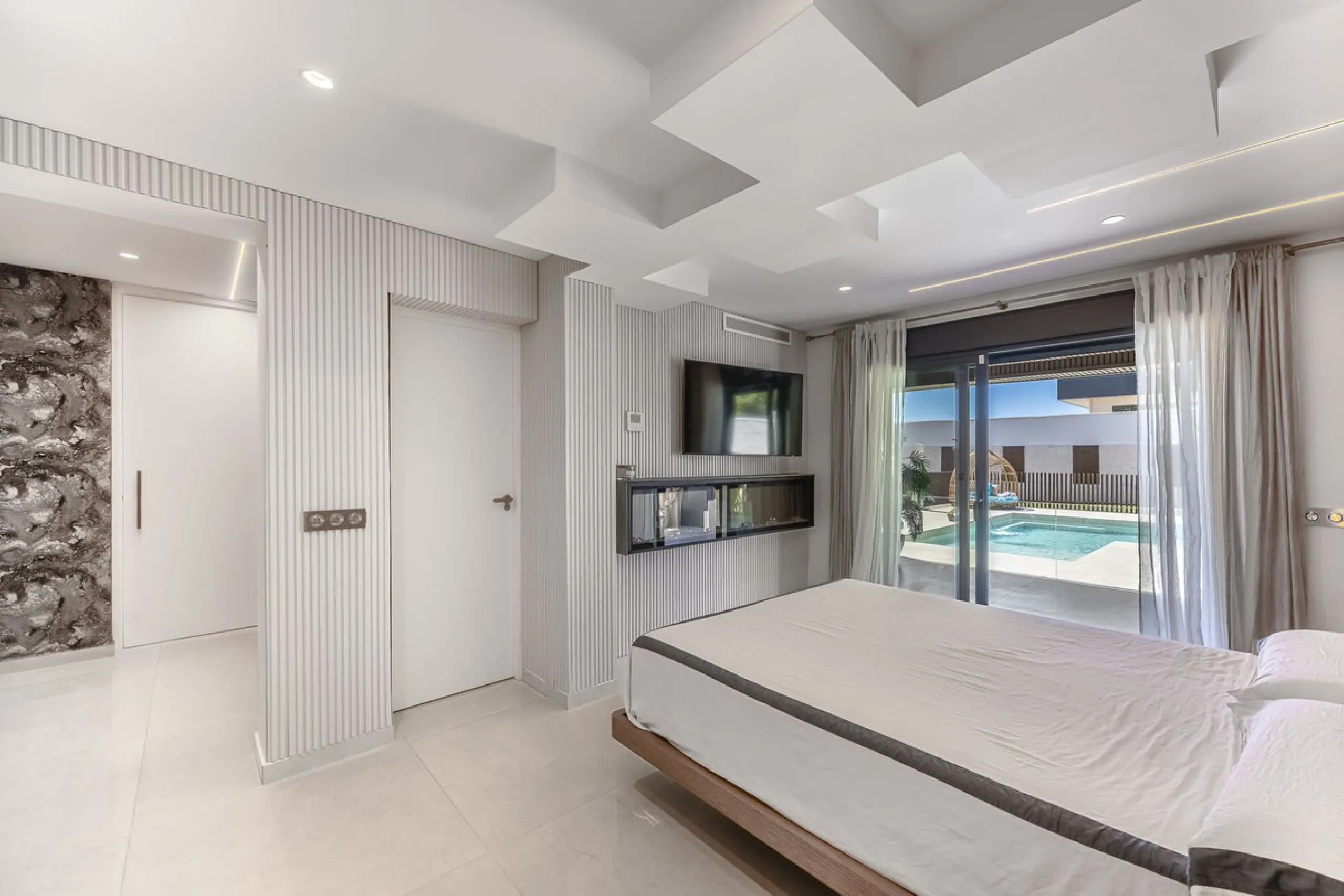 House - Detached Villa в продаже в Estepona, Málaga. В доме 3 спален и 4 ванных комнат. Площадь дома 260 м²