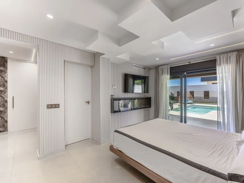House - Detached Villa в продаже в Estepona, Málaga. В доме 3 спален и 4 ванных комнат. Площадь дома 260 м²