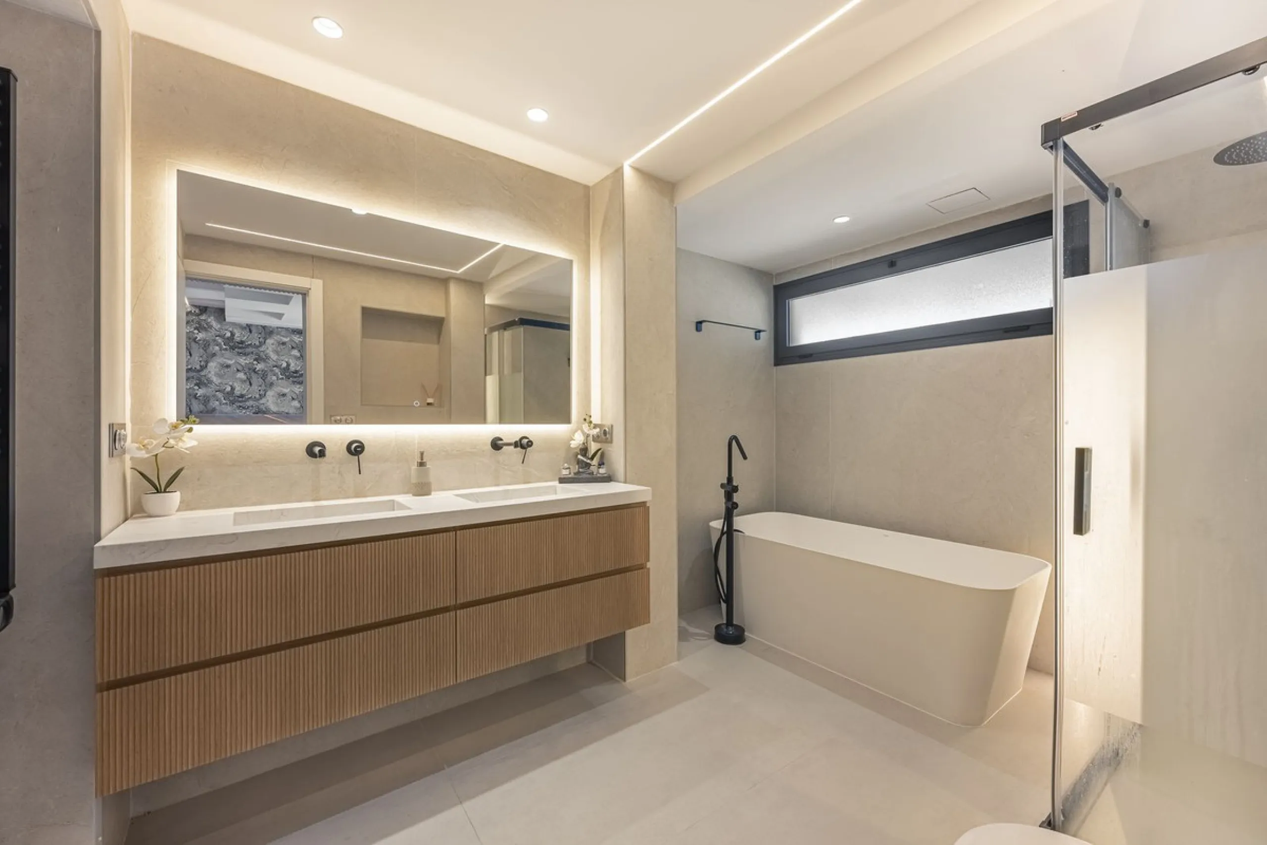 House - Detached Villa в продаже в Estepona, Málaga. В доме 3 спален и 4 ванных комнат. Площадь дома 260 м²