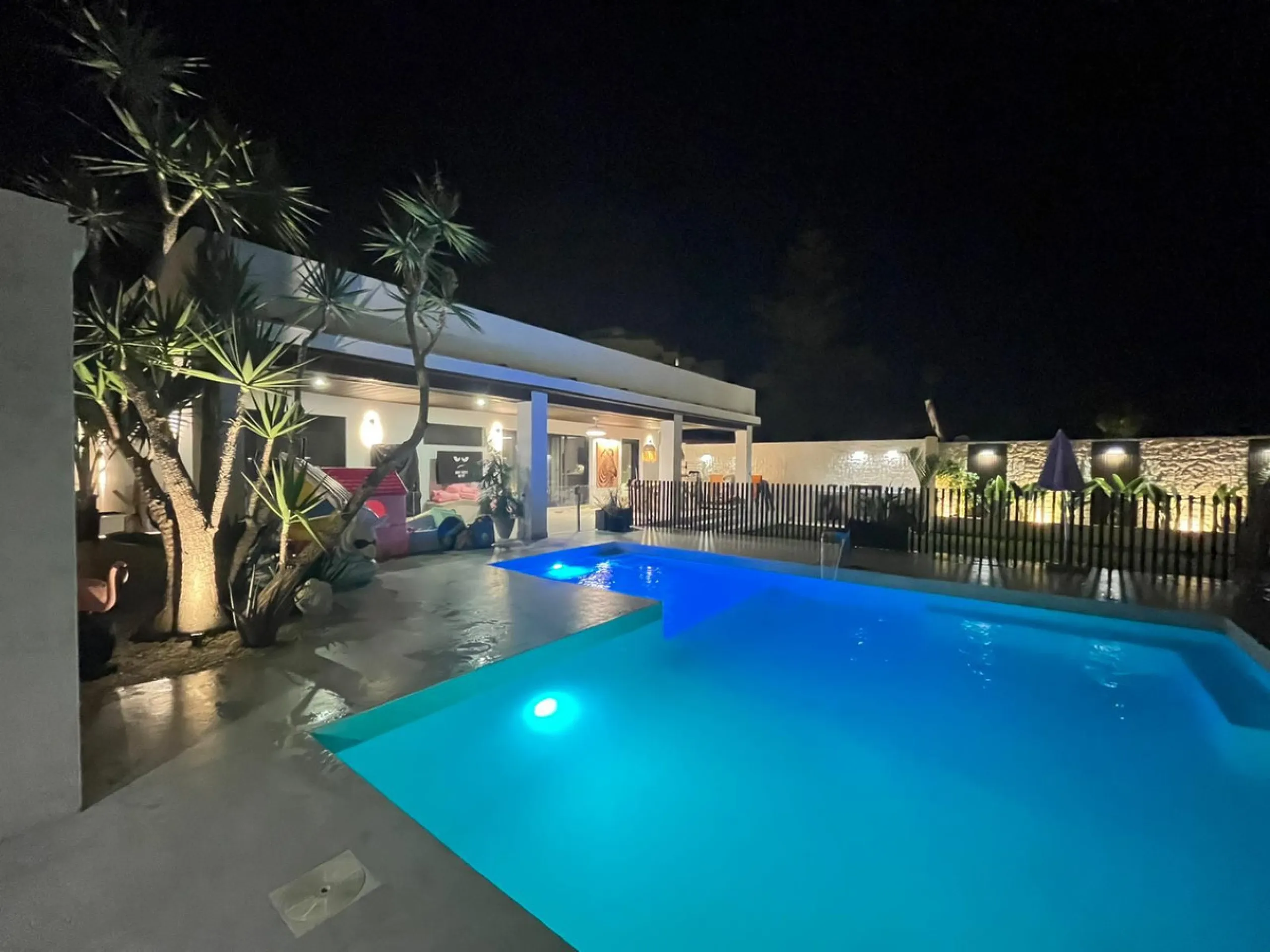 House - Detached Villa в продаже в Estepona, Málaga. В доме 3 спален и 4 ванных комнат. Площадь дома 260 м²