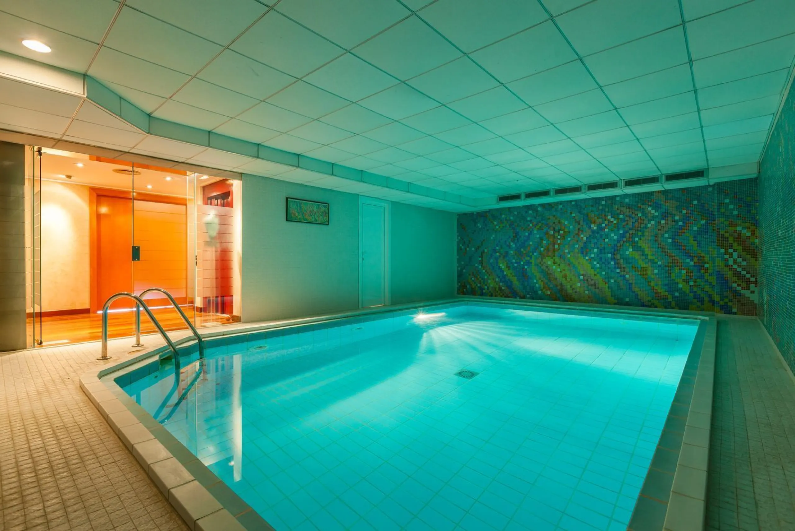 Villa de autor con piscina interior y exterior en Esplugues de Llobregat, Barcelona