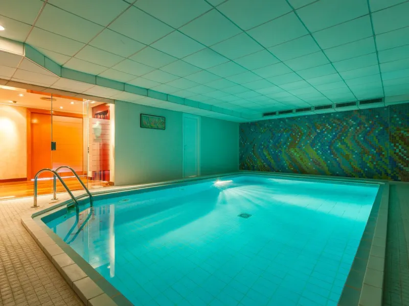 Villa de autor con piscina interior y exterior en Esplugues de Llobregat, Barcelona
