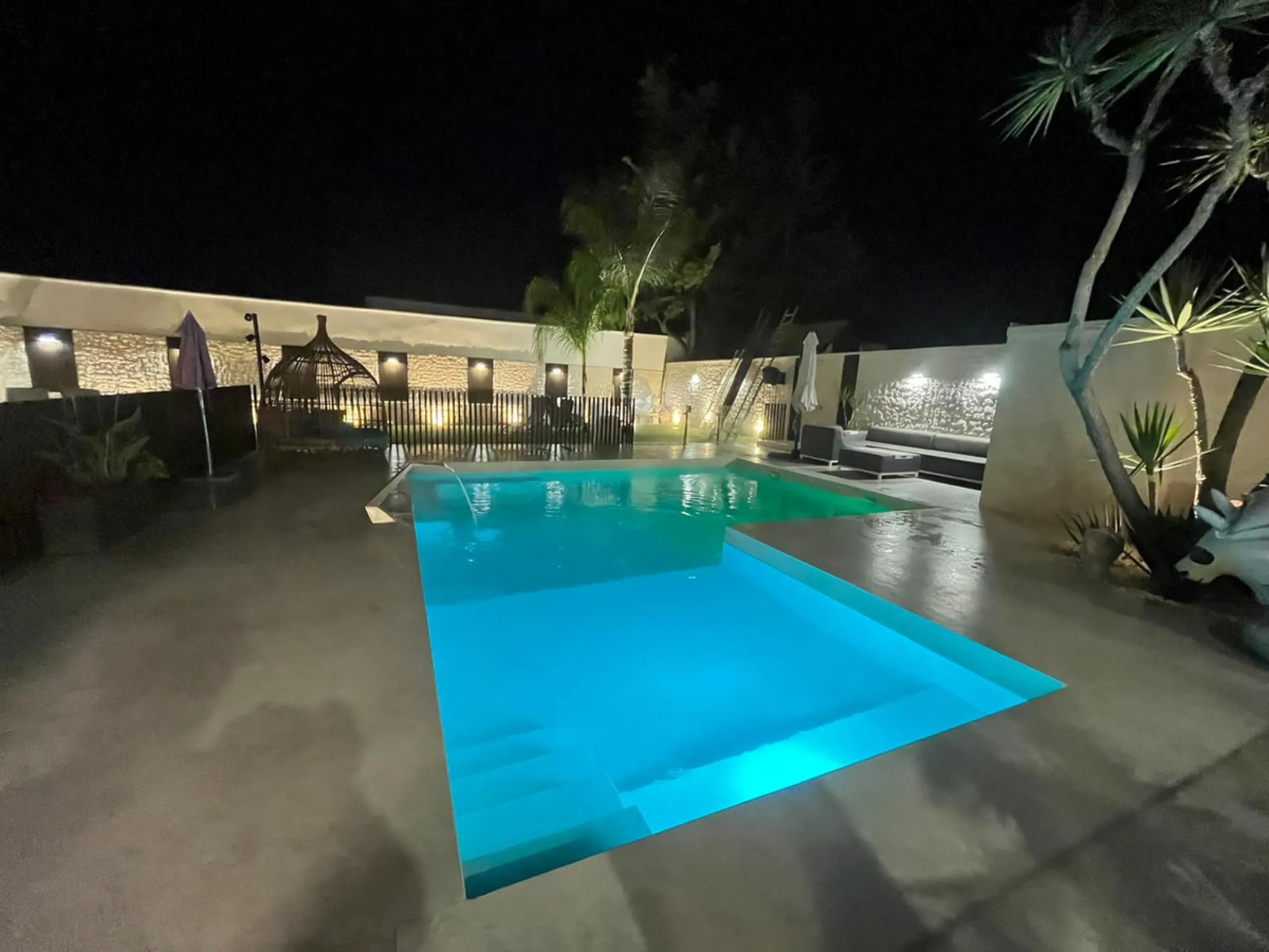 House - Detached Villa в продаже в Estepona, Málaga. В доме 3 спален и 4 ванных комнат. Площадь дома 260 м²