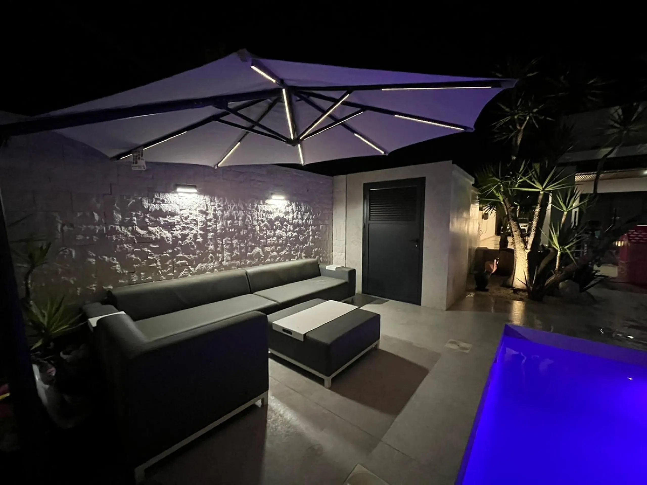 House - Detached Villa в продаже в Estepona, Málaga. В доме 3 спален и 4 ванных комнат. Площадь дома 260 м²