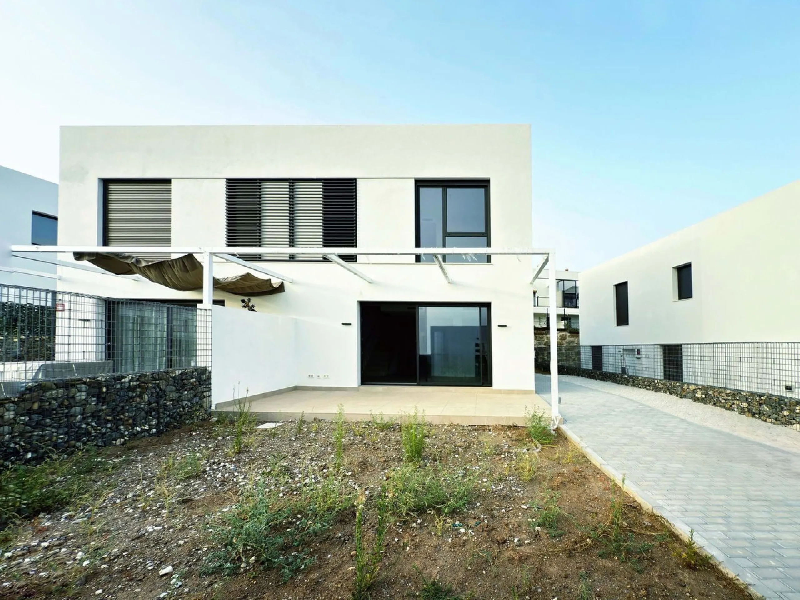 For sale: a stunning 4-bedroom, 3-bathroom townhouse located in the exclusive Riviera del Sol urbanization. The property is in perfect condition, ready to move into, with spacious, bright interiors and high-quality finishes. It offers breathtaking sea vie